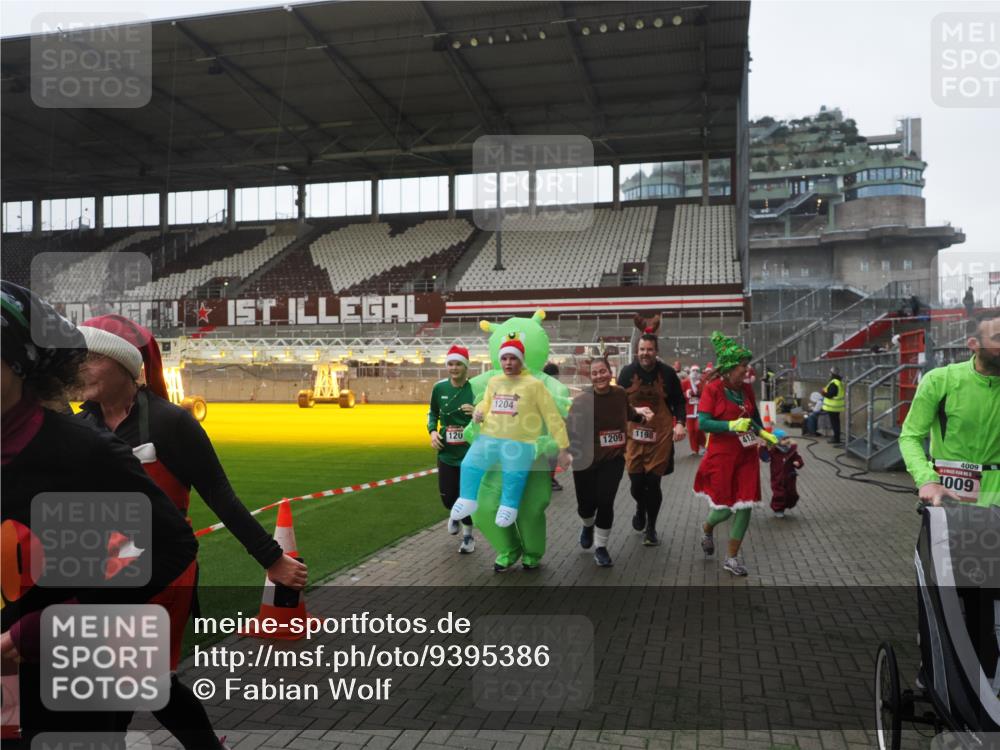 07.12.2025 - St. Pauli X-Mass-Run No. 15 Fabian Wolf http://msf.ph/oto/9395386 07.12.2025 10:29:40 Ziel 450, 458, 1039, 1198, 1201, 1204, 1209, 1373, 1669, 2001, 2878, 3080, 3468, 3469, 3494, 3497, 3516, 3517, 4007, 4009, 4126, 4264, 4266, 4293, 4296, 4440, 4472, 4476, 4531, 4695 meine-sportfotos.de