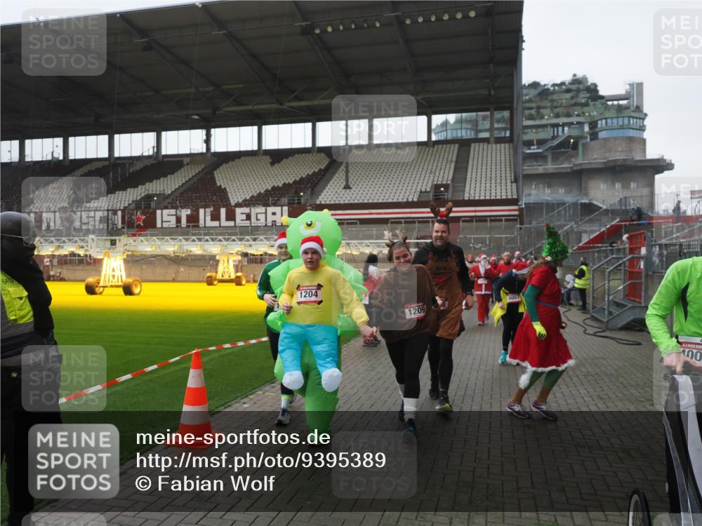 07.12.2025 - St. Pauli X-Mass-Run No. 15 Fabian Wolf http://msf.ph/oto/9395389 07.12.2025 10:29:41 Ziel 458, 1039, 1198, 1201, 1204, 1209, 1373, 1669, 2001, 2878, 3080, 3468, 3469, 3494, 3497, 3516, 3517, 4007, 4009, 4126, 4264, 4266, 4293, 4296, 4440, 4472, 4476, 4531, 4695 meine-sportfotos.de