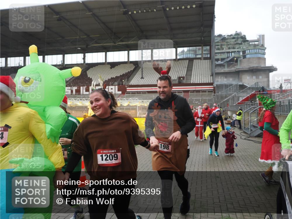 07.12.2025 - St. Pauli X-Mass-Run No. 15 Fabian Wolf http://msf.ph/oto/9395395 07.12.2025 10:29:42 Ziel 10, 423, 1039, 1090, 1091, 1198, 1201, 1204, 1209, 1669, 2878, 3080, 3468, 3469, 3494, 3497, 3516, 3517, 4007, 4009, 4126, 4264, 4266, 4293, 4296, 4440, 4472, 4476, 4531, 4695 meine-sportfotos.de