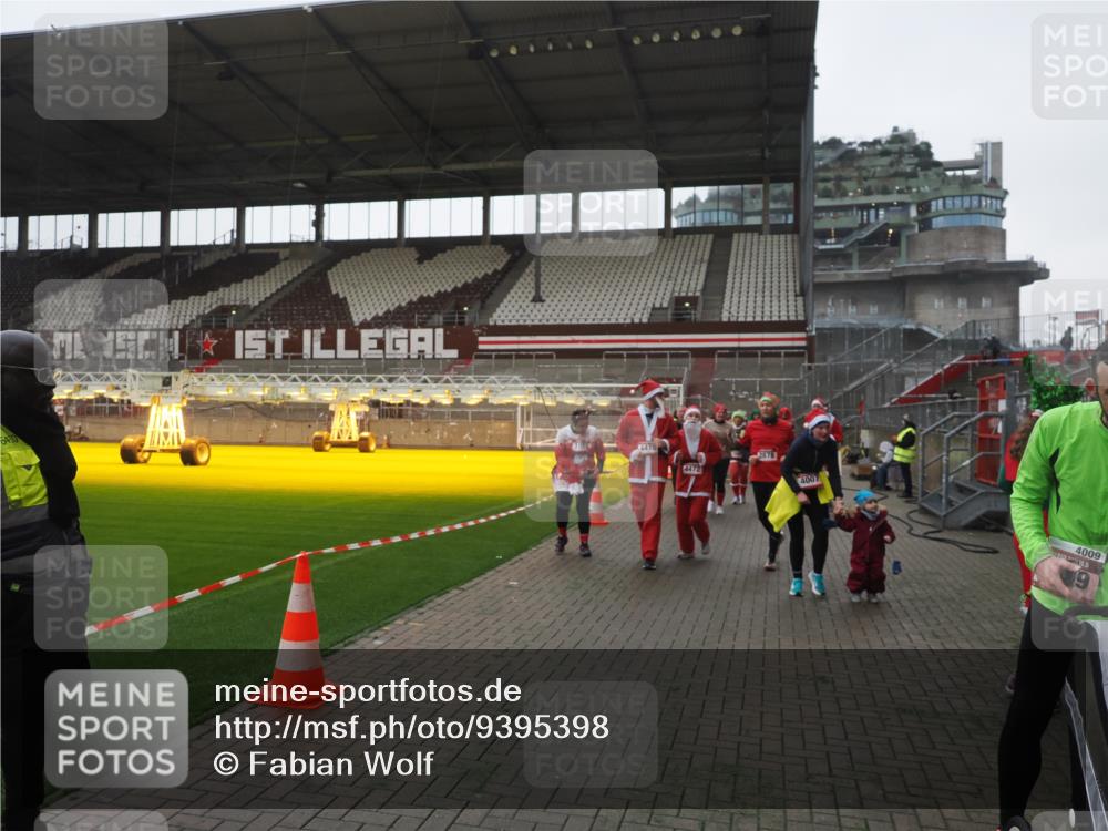 07.12.2025 - St. Pauli X-Mass-Run No. 15 Fabian Wolf http://msf.ph/oto/9395398 07.12.2025 10:29:43 Ziel 10, 423, 426, 1039, 1090, 1091, 1198, 1201, 1204, 1209, 1669, 2878, 3080, 3468, 3469, 3494, 3497, 3516, 3517, 4009, 4126, 4293, 4296, 4440, 4472, 4476, 4531, 4695 meine-sportfotos.de