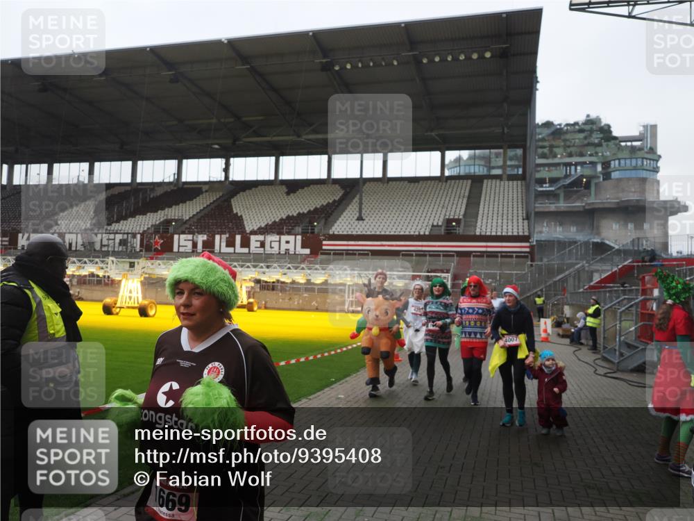 07.12.2025 - St. Pauli X-Mass-Run No. 15 Fabian Wolf http://msf.ph/oto/9395408 07.12.2025 10:29:50 Ziel 10, 423, 426, 1090, 1091, 1198, 1201, 1204, 1209, 1669, 2878, 3468, 3469, 3494, 3497, 3516, 3517, 4472, 4476, 4533, 4534, 4546 meine-sportfotos.de