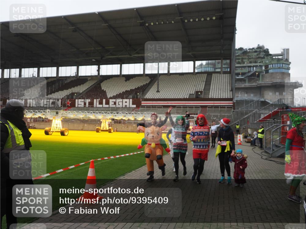 07.12.2025 - St. Pauli X-Mass-Run No. 15 Fabian Wolf http://msf.ph/oto/9395409 07.12.2025 10:29:51 Ziel 10, 423, 426, 1090, 1091, 1198, 1201, 1204, 1209, 1669, 2878, 3494, 3497, 3516, 3517, 4472, 4476, 4533, 4534, 4546 meine-sportfotos.de