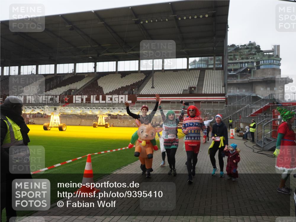 07.12.2025 - St. Pauli X-Mass-Run No. 15 Fabian Wolf http://msf.ph/oto/9395410 07.12.2025 10:29:51 Ziel 10, 423, 426, 1090, 1091, 1198, 1201, 1204, 1209, 1669, 2878, 3494, 3497, 3516, 3517, 4472, 4476, 4533, 4534, 4546 meine-sportfotos.de