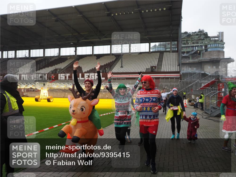07.12.2025 - St. Pauli X-Mass-Run No. 15 Fabian Wolf http://msf.ph/oto/9395415 07.12.2025 10:29:52 Ziel 10, 423, 426, 1090, 1091, 1201, 1669, 2878, 3494, 3497, 3516, 3517, 4472, 4476, 4533, 4534, 4546 meine-sportfotos.de