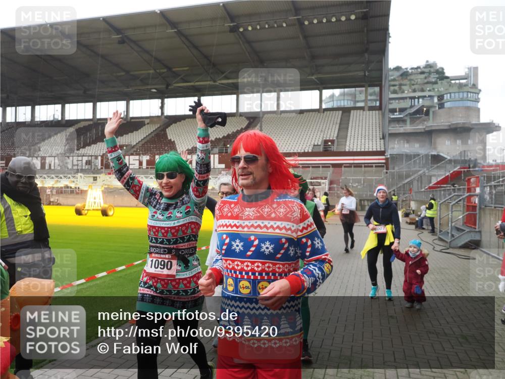 07.12.2025 - St. Pauli X-Mass-Run No. 15 Fabian Wolf http://msf.ph/oto/9395420 07.12.2025 10:29:53 Ziel 10, 423, 426, 1090, 1091, 1669, 2878, 3494, 3497, 3516, 3517, 4472, 4476, 4533, 4534, 4546 meine-sportfotos.de