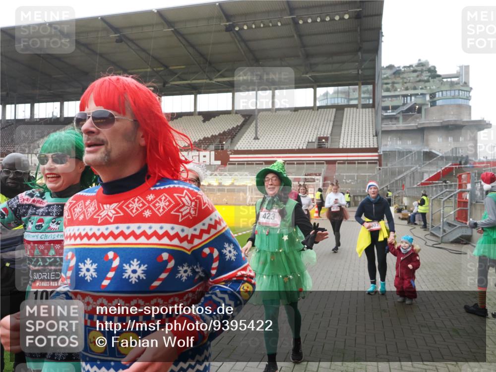 07.12.2025 - St. Pauli X-Mass-Run No. 15 Fabian Wolf http://msf.ph/oto/9395422 07.12.2025 10:29:54 Ziel 10, 423, 426, 1090, 1091, 1669, 2878, 3494, 3497, 3516, 3517, 4472, 4476, 4533, 4534, 4546 meine-sportfotos.de