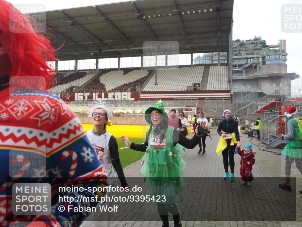 07.12.2025 - St. Pauli X-Mass-Run No. 15 Fabian Wolf http://msf.ph/oto/9395423 07.12.2025 10:29:54 Ziel 10, 423, 426, 1090, 1091, 1669, 2878, 3494, 3497, 3516, 3517, 4472, 4476, 4533, 4534, 4546 meine-sportfotos.de