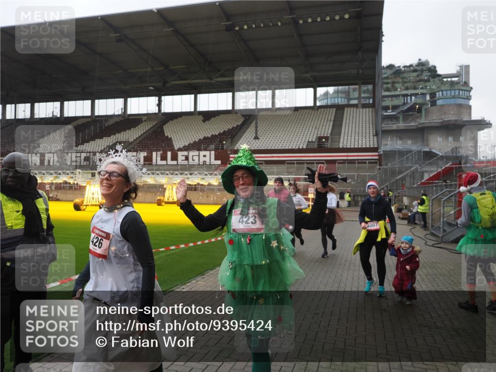 07.12.2025 - St. Pauli X-Mass-Run No. 15 Fabian Wolf http://msf.ph/oto/9395424 07.12.2025 10:29:54 Ziel 10, 423, 426, 1090, 1091, 1669, 2878, 3494, 3497, 3516, 3517, 4472, 4476, 4533, 4534, 4546 meine-sportfotos.de