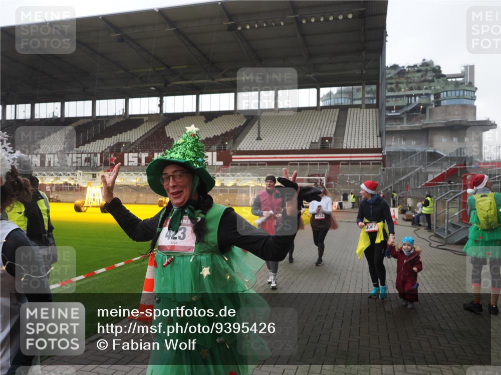 07.12.2025 - St. Pauli X-Mass-Run No. 15 Fabian Wolf http://msf.ph/oto/9395426 07.12.2025 10:29:54 Ziel 10, 423, 426, 1090, 1091, 1669, 2878, 3494, 3497, 3516, 3517, 4472, 4476, 4533, 4534, 4546 meine-sportfotos.de