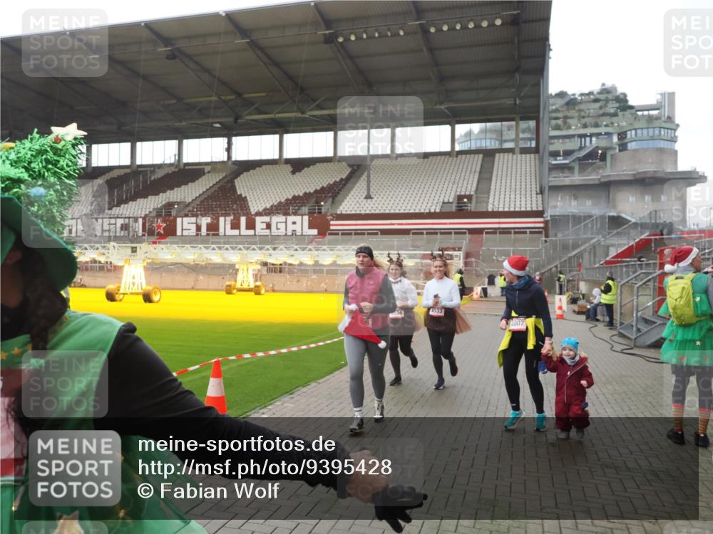 07.12.2025 - St. Pauli X-Mass-Run No. 15 Fabian Wolf http://msf.ph/oto/9395428 07.12.2025 10:29:55 Ziel 10, 423, 426, 1090, 1091, 1669, 2878, 3494, 3497, 3516, 3517, 4472, 4476, 4533, 4534, 4546 meine-sportfotos.de