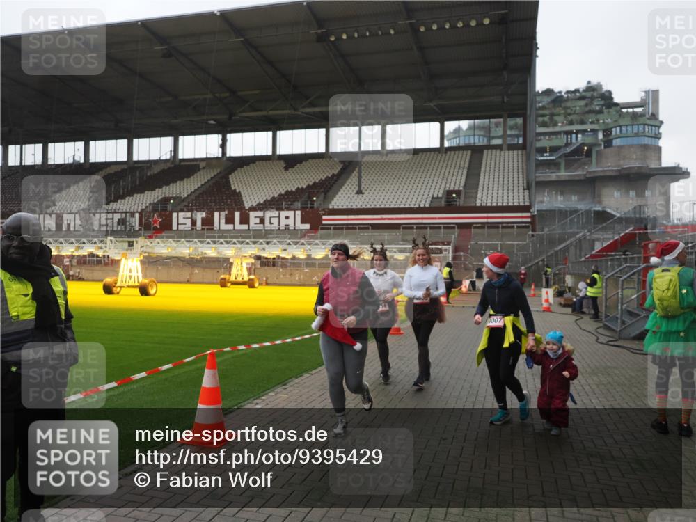 07.12.2025 - St. Pauli X-Mass-Run No. 15 Fabian Wolf http://msf.ph/oto/9395429 07.12.2025 10:29:55 Ziel 10, 423, 426, 1090, 1091, 1669, 2878, 3494, 3497, 3516, 3517, 4472, 4476, 4533, 4534, 4546 meine-sportfotos.de
