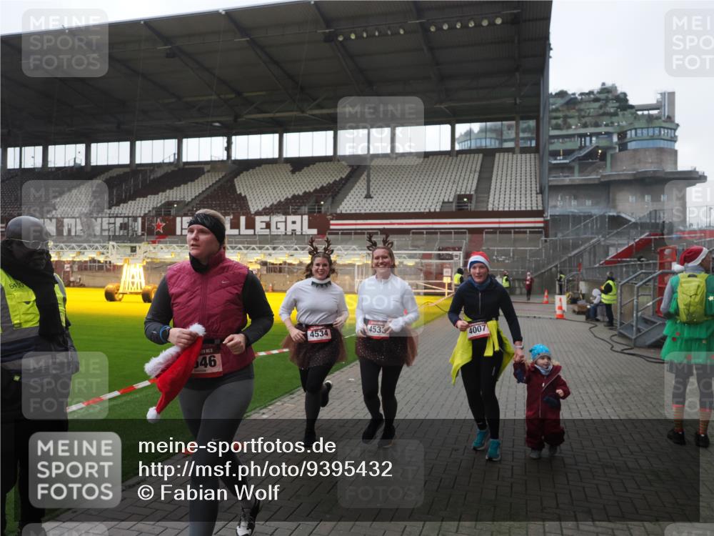 07.12.2025 - St. Pauli X-Mass-Run No. 15 Fabian Wolf http://msf.ph/oto/9395432 07.12.2025 10:29:56 Ziel 10, 423, 426, 1090, 1091, 1669, 2878, 3494, 3497, 3516, 3517, 4533, 4534, 4546 meine-sportfotos.de