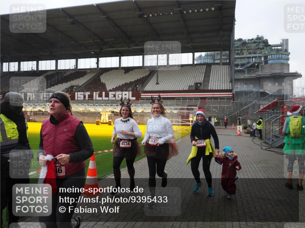 07.12.2025 - St. Pauli X-Mass-Run No. 15 Fabian Wolf http://msf.ph/oto/9395433 07.12.2025 10:29:56 Ziel 10, 423, 426, 1090, 1091, 1669, 2878, 3494, 3497, 3516, 3517, 4533, 4534, 4546 meine-sportfotos.de