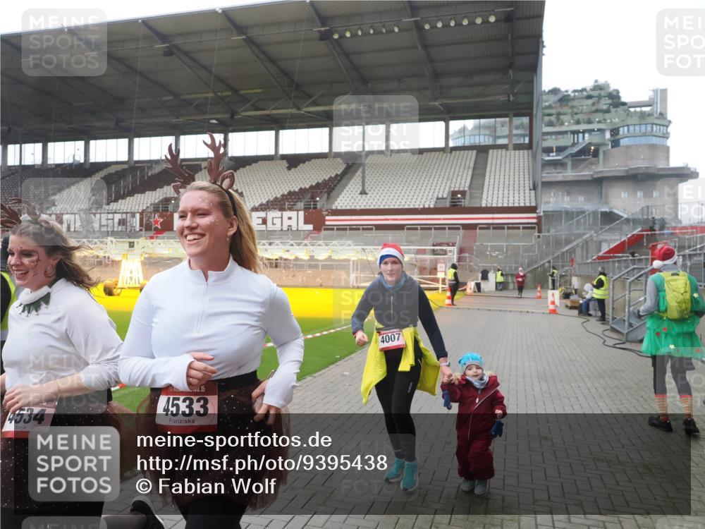 07.12.2025 - St. Pauli X-Mass-Run No. 15 Fabian Wolf http://msf.ph/oto/9395438 07.12.2025 10:29:57 Ziel 10, 423, 426, 1090, 1091, 1669, 3494, 3497, 3516, 3517, 4533, 4534, 4546 meine-sportfotos.de