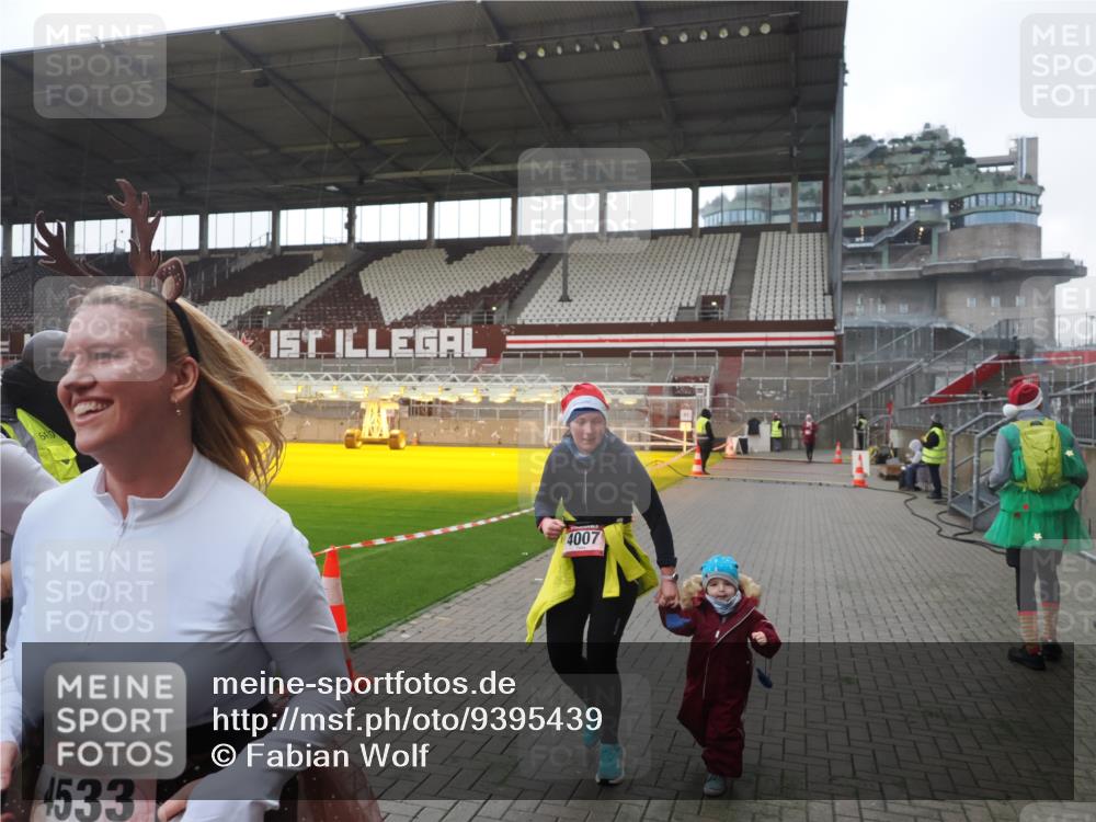 07.12.2025 - St. Pauli X-Mass-Run No. 15 Fabian Wolf http://msf.ph/oto/9395439 07.12.2025 10:29:57 Ziel 10, 423, 426, 1090, 1091, 1669, 3494, 3497, 3516, 3517, 4533, 4534, 4546 meine-sportfotos.de