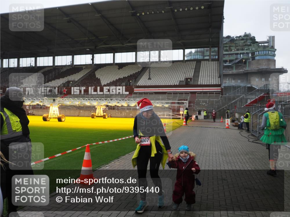 07.12.2025 - St. Pauli X-Mass-Run No. 15 Fabian Wolf http://msf.ph/oto/9395440 07.12.2025 10:29:58 Ziel 10, 423, 426, 1090, 1091, 1669, 3494, 3497, 3517, 4533, 4534, 4546 meine-sportfotos.de