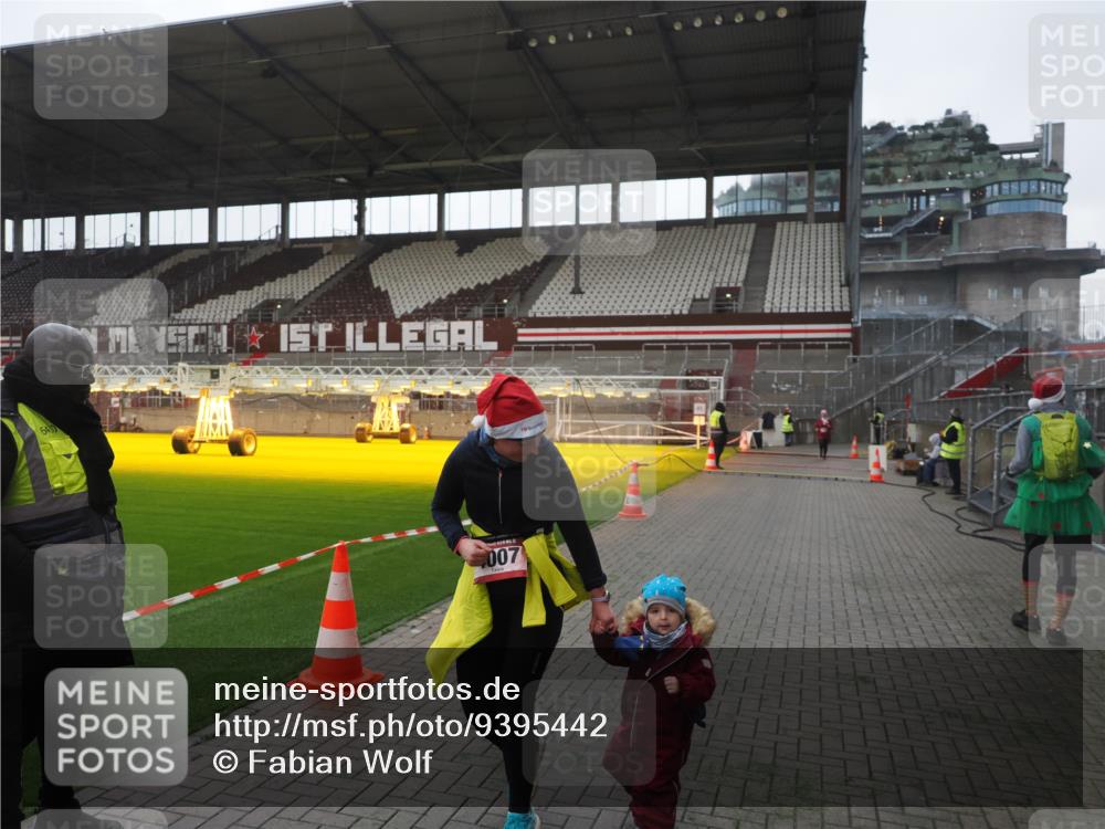 07.12.2025 - St. Pauli X-Mass-Run No. 15 Fabian Wolf http://msf.ph/oto/9395442 07.12.2025 10:29:58 Ziel 10, 423, 426, 1090, 1091, 1669, 3494, 3497, 3517, 4533, 4534, 4546 meine-sportfotos.de