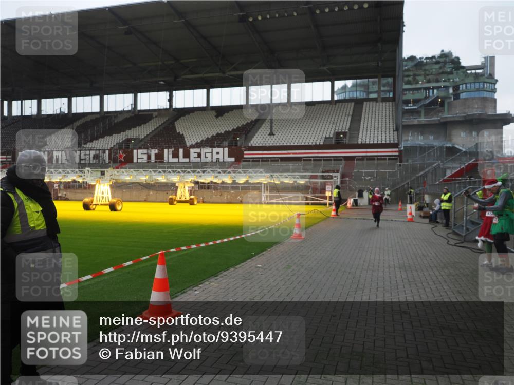 07.12.2025 - St. Pauli X-Mass-Run No. 15 Fabian Wolf http://msf.ph/oto/9395447 07.12.2025 10:30:02 Ziel 10, 423, 426, 1090, 1091, 2369, 4533, 4534, 4546 meine-sportfotos.de