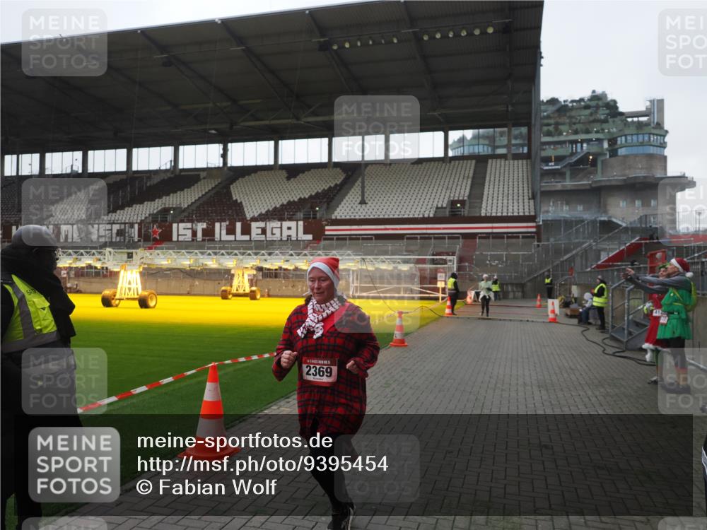 07.12.2025 - St. Pauli X-Mass-Run No. 15 Fabian Wolf http://msf.ph/oto/9395454 07.12.2025 10:30:07 Ziel 1696, 2369, 4533, 4534 meine-sportfotos.de
