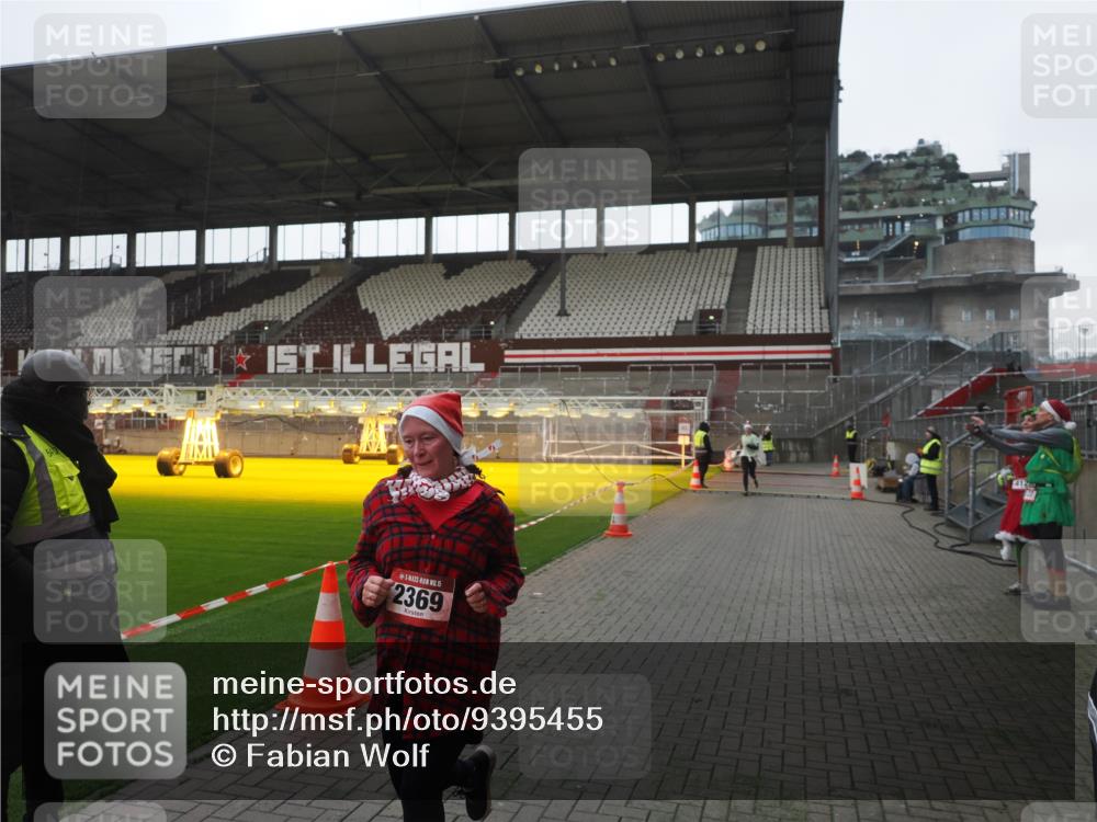 07.12.2025 - St. Pauli X-Mass-Run No. 15 Fabian Wolf http://msf.ph/oto/9395455 07.12.2025 10:30:07 Ziel 1696, 2369, 4533, 4534 meine-sportfotos.de