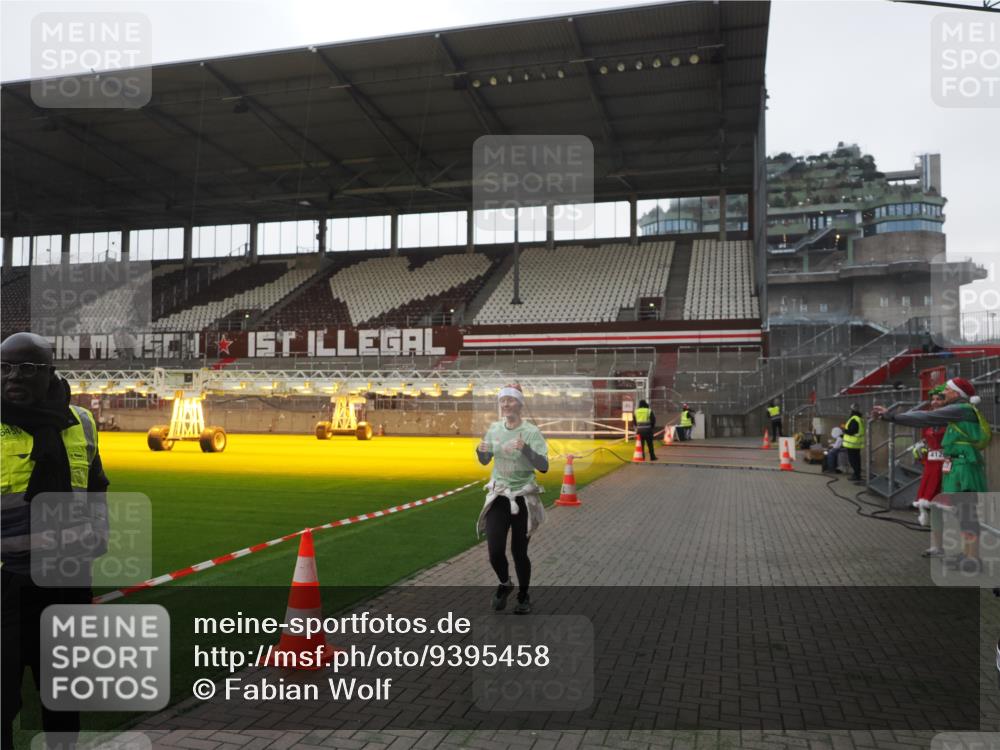 07.12.2025 - St. Pauli X-Mass-Run No. 15 Fabian Wolf http://msf.ph/oto/9395458 07.12.2025 10:30:13 Ziel 1696, 2369 meine-sportfotos.de
