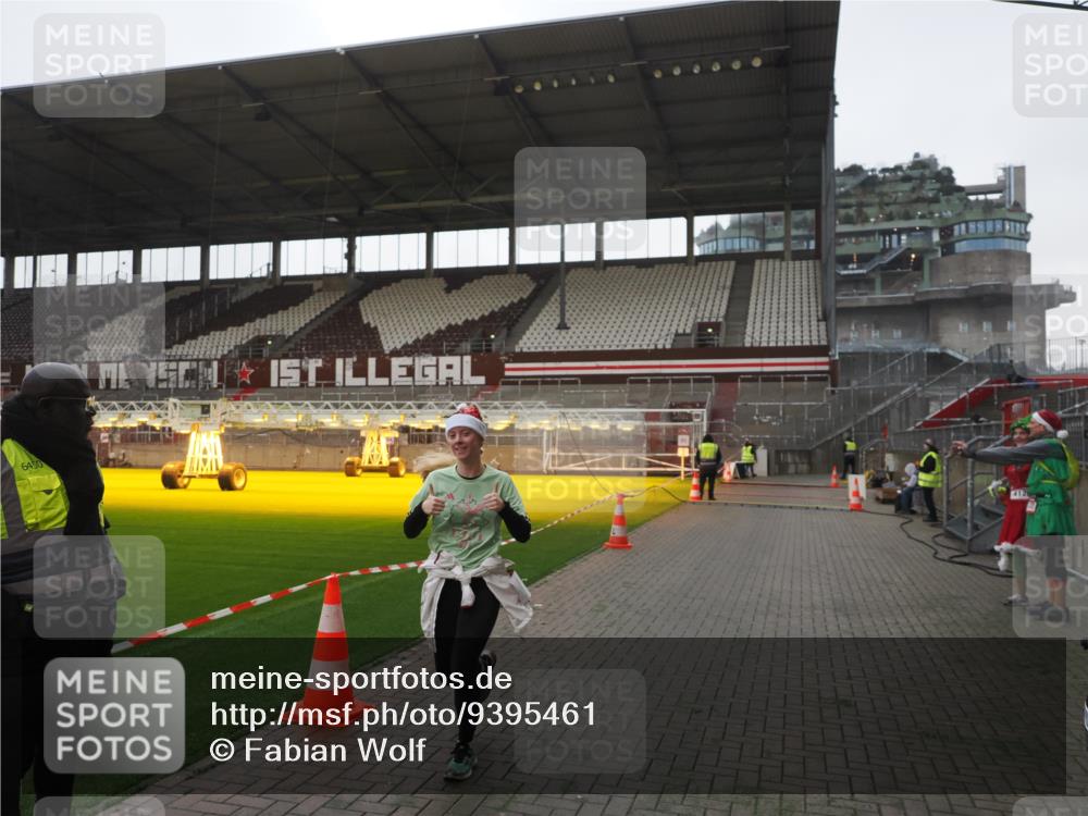 07.12.2025 - St. Pauli X-Mass-Run No. 15 Fabian Wolf http://msf.ph/oto/9395461 07.12.2025 10:30:14 Ziel 1696, 2369 meine-sportfotos.de