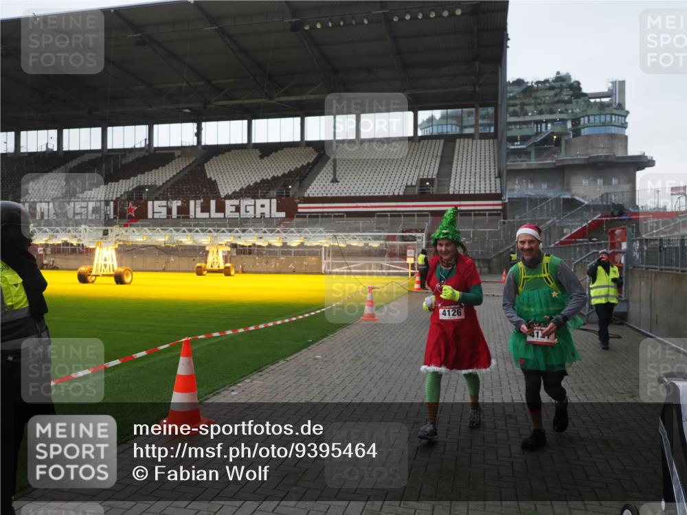 07.12.2025 - St. Pauli X-Mass-Run No. 15 Fabian Wolf http://msf.ph/oto/9395464 07.12.2025 10:30:22 Ziel 1696, 2910 meine-sportfotos.de
