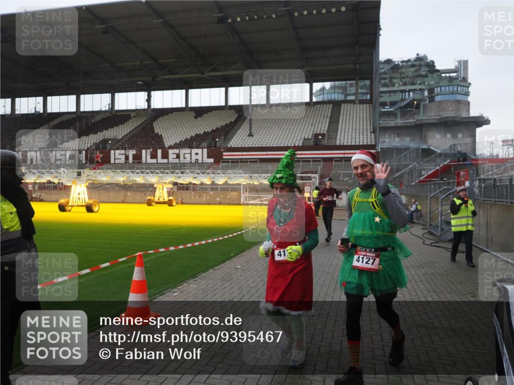 07.12.2025 - St. Pauli X-Mass-Run No. 15 Fabian Wolf http://msf.ph/oto/9395467 07.12.2025 10:30:23 Ziel 1696, 2910 meine-sportfotos.de