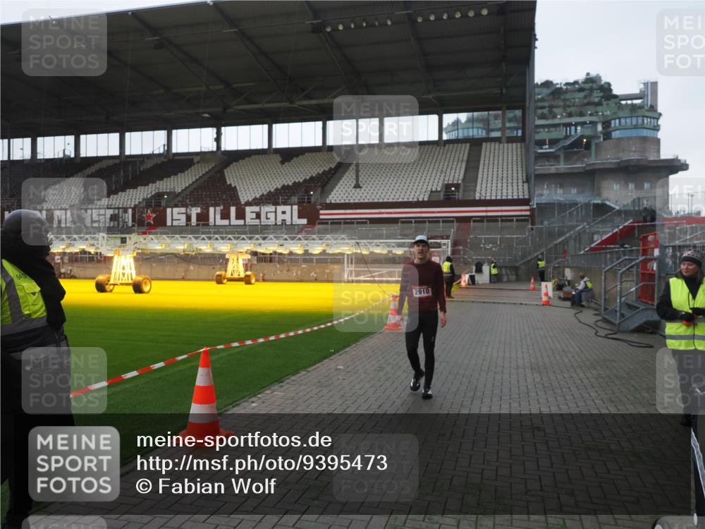 07.12.2025 - St. Pauli X-Mass-Run No. 15 Fabian Wolf http://msf.ph/oto/9395473 07.12.2025 10:30:26 Ziel 1696, 2910 meine-sportfotos.de