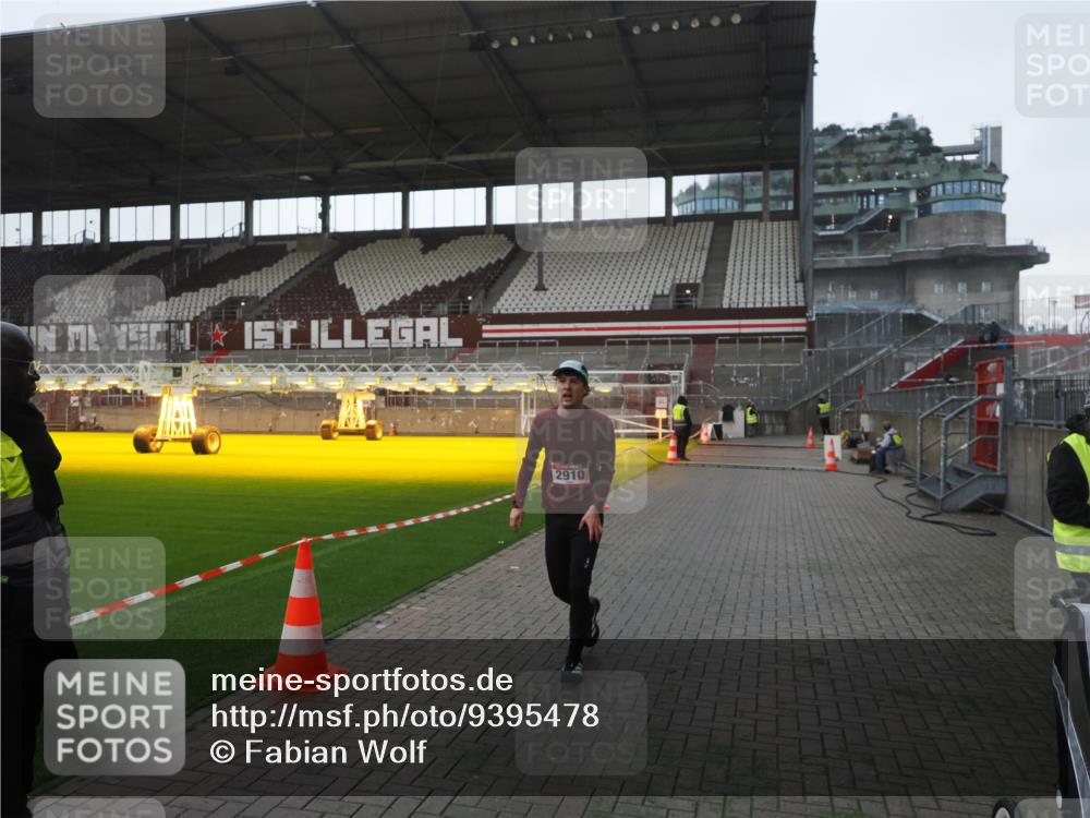 07.12.2025 - St. Pauli X-Mass-Run No. 15 Fabian Wolf http://msf.ph/oto/9395478 07.12.2025 10:30:27 Ziel 2910 meine-sportfotos.de