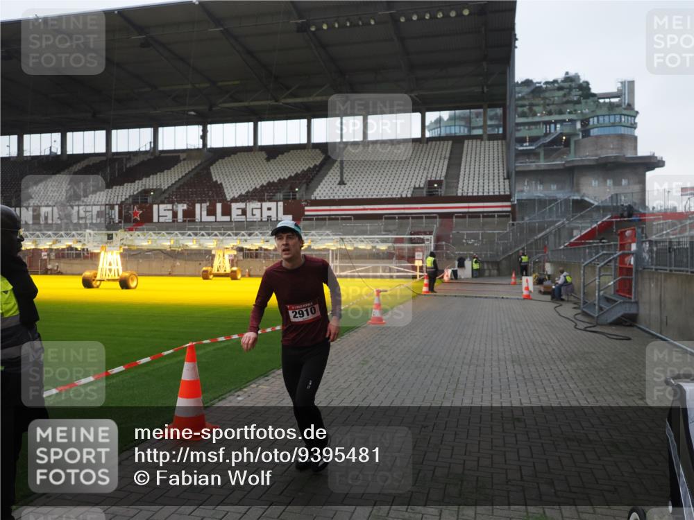 07.12.2025 - St. Pauli X-Mass-Run No. 15 Fabian Wolf http://msf.ph/oto/9395481 07.12.2025 10:30:28 Ziel 2910 meine-sportfotos.de