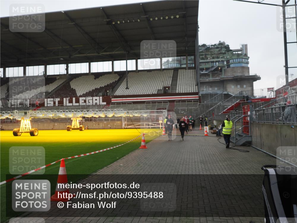 07.12.2025 - St. Pauli X-Mass-Run No. 15 Fabian Wolf http://msf.ph/oto/9395488 07.12.2025 10:30:38 Ziel 1698, 1700, 2537, 2910, 4845, 4847 meine-sportfotos.de