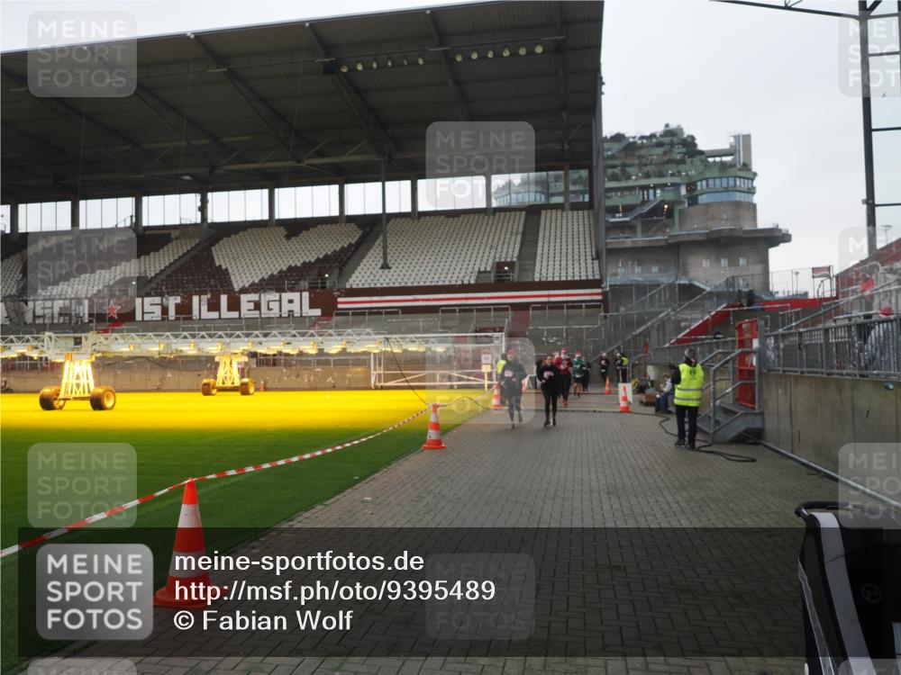 07.12.2025 - St. Pauli X-Mass-Run No. 15 Fabian Wolf http://msf.ph/oto/9395489 07.12.2025 10:30:38 Ziel 1698, 1700, 2537, 2910, 4845, 4847 meine-sportfotos.de