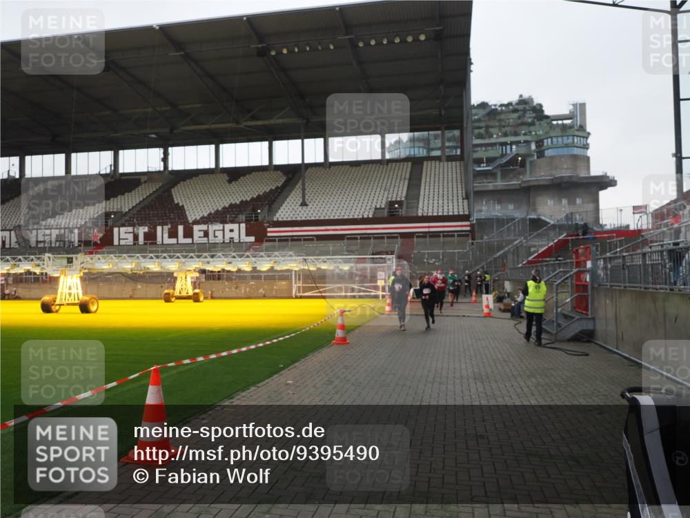 07.12.2025 - St. Pauli X-Mass-Run No. 15 Fabian Wolf http://msf.ph/oto/9395490 07.12.2025 10:30:38 Ziel 1698, 1700, 2537, 2910, 4845, 4847 meine-sportfotos.de