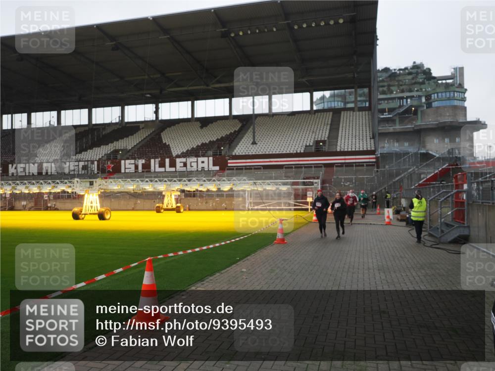 07.12.2025 - St. Pauli X-Mass-Run No. 15 Fabian Wolf http://msf.ph/oto/9395493 07.12.2025 10:30:39 Ziel 1698, 1700, 2537, 2910, 4845, 4847 meine-sportfotos.de