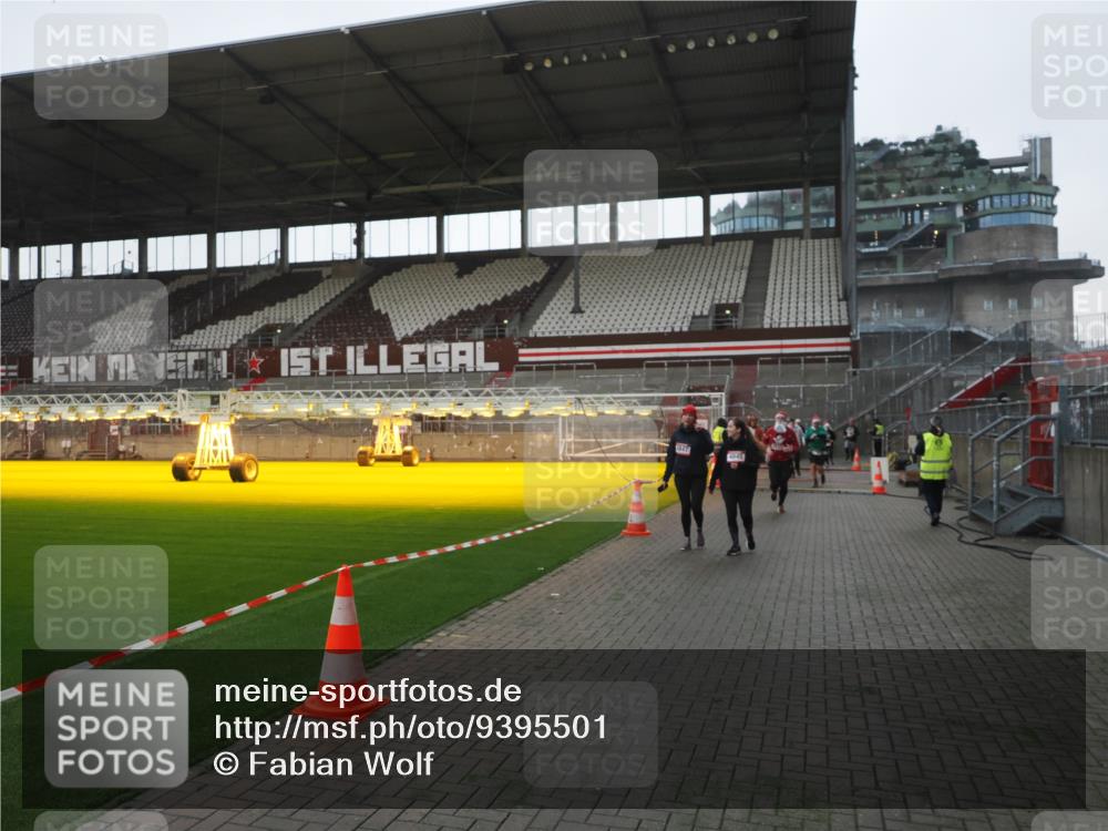 07.12.2025 - St. Pauli X-Mass-Run No. 15 Fabian Wolf http://msf.ph/oto/9395501 07.12.2025 10:30:40 Ziel 608, 1698, 1700, 2537, 2910, 3936, 3940, 4845, 4847 meine-sportfotos.de
