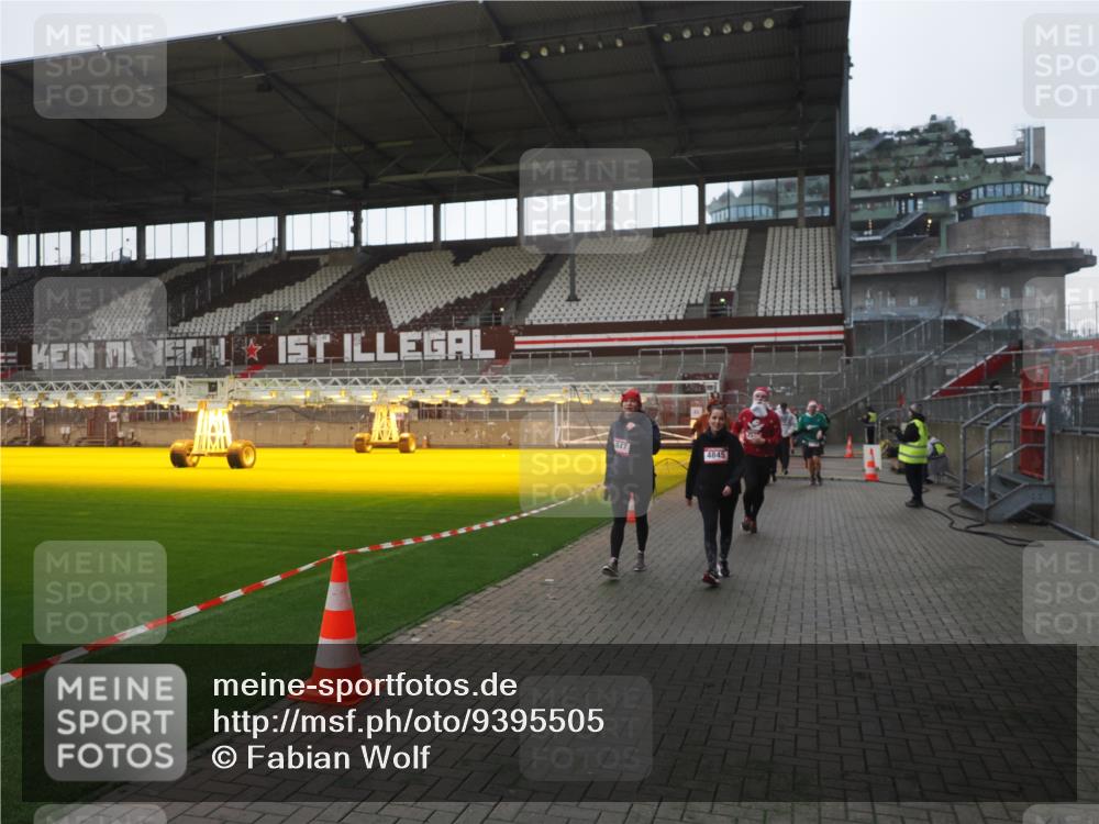 07.12.2025 - St. Pauli X-Mass-Run No. 15 Fabian Wolf http://msf.ph/oto/9395505 07.12.2025 10:30:42 Ziel 608, 1698, 1700, 2537, 3936, 3940, 4845, 4847 meine-sportfotos.de