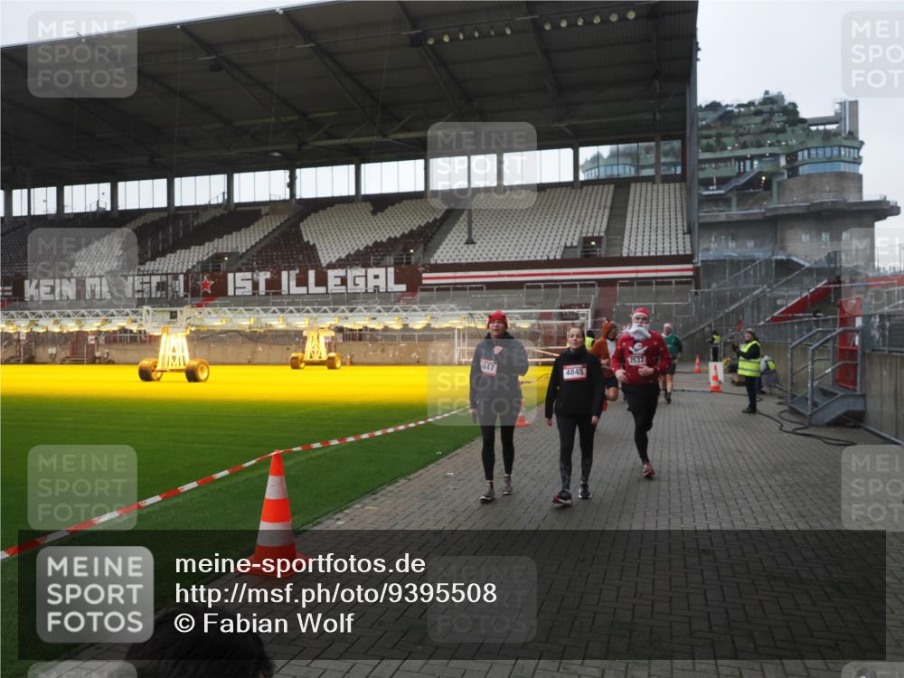 07.12.2025 - St. Pauli X-Mass-Run No. 15 Fabian Wolf http://msf.ph/oto/9395508 07.12.2025 10:30:43 Ziel 594, 601, 608, 1698, 1700, 2537, 3936, 3940, 4845, 4847 meine-sportfotos.de