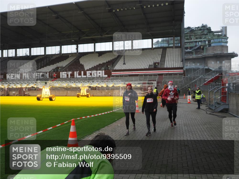 07.12.2025 - St. Pauli X-Mass-Run No. 15 Fabian Wolf http://msf.ph/oto/9395509 07.12.2025 10:30:43 Ziel 594, 601, 608, 1698, 1700, 2537, 3936, 3940, 4845, 4847 meine-sportfotos.de