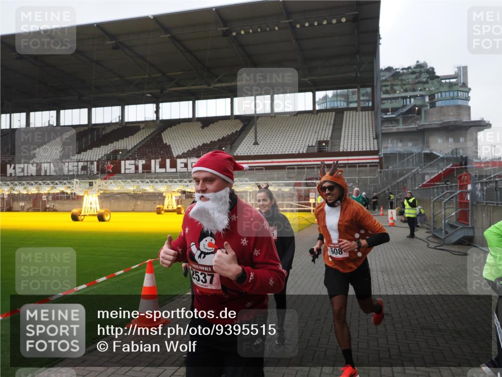 07.12.2025 - St. Pauli X-Mass-Run No. 15 Fabian Wolf http://msf.ph/oto/9395515 07.12.2025 10:30:45 Ziel 594, 601, 608, 1698, 1700, 2537, 3936, 3940, 3982, 3986, 4845, 4847 meine-sportfotos.de
