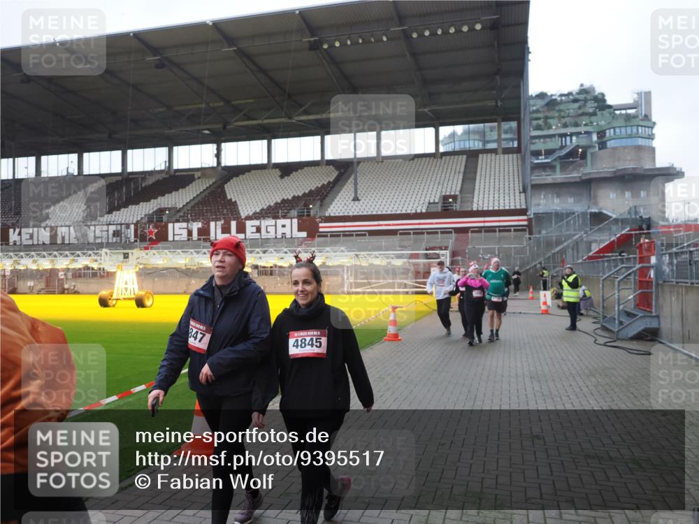 07.12.2025 - St. Pauli X-Mass-Run No. 15 Fabian Wolf http://msf.ph/oto/9395517 07.12.2025 10:30:46 Ziel 594, 601, 608, 1698, 1700, 2537, 3936, 3940, 3982, 3986, 4845, 4847 meine-sportfotos.de