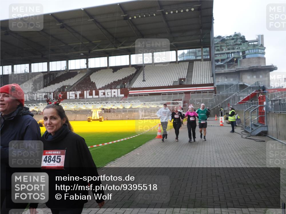 07.12.2025 - St. Pauli X-Mass-Run No. 15 Fabian Wolf http://msf.ph/oto/9395518 07.12.2025 10:30:47 Ziel 594, 601, 608, 1698, 1700, 2537, 3936, 3940, 3982, 3986, 4845, 4847 meine-sportfotos.de