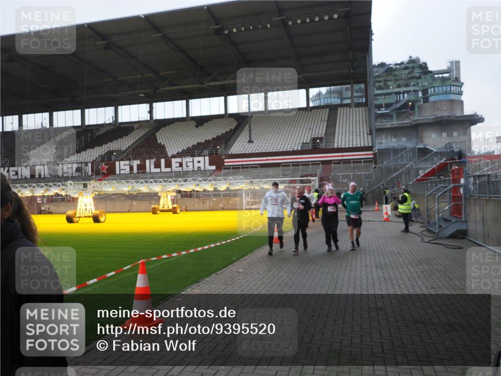07.12.2025 - St. Pauli X-Mass-Run No. 15 Fabian Wolf http://msf.ph/oto/9395520 07.12.2025 10:30:47 Ziel 594, 601, 608, 1698, 1700, 2537, 3936, 3940, 3982, 3986, 4845, 4847 meine-sportfotos.de