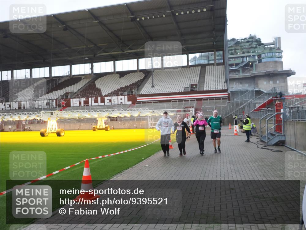 07.12.2025 - St. Pauli X-Mass-Run No. 15 Fabian Wolf http://msf.ph/oto/9395521 07.12.2025 10:30:47 Ziel 594, 601, 608, 1698, 1700, 2537, 3936, 3940, 3982, 3986, 4845, 4847 meine-sportfotos.de