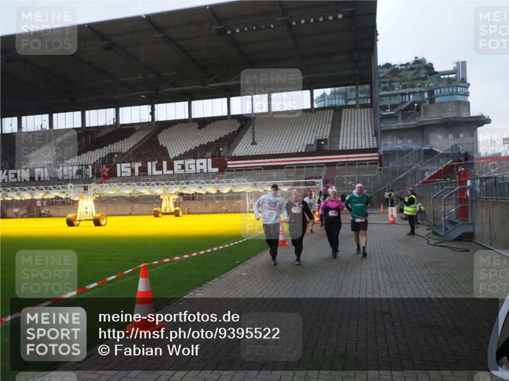 07.12.2025 - St. Pauli X-Mass-Run No. 15 Fabian Wolf http://msf.ph/oto/9395522 07.12.2025 10:30:47 Ziel 594, 601, 608, 1698, 1700, 2537, 3936, 3940, 3982, 3986, 4845, 4847 meine-sportfotos.de