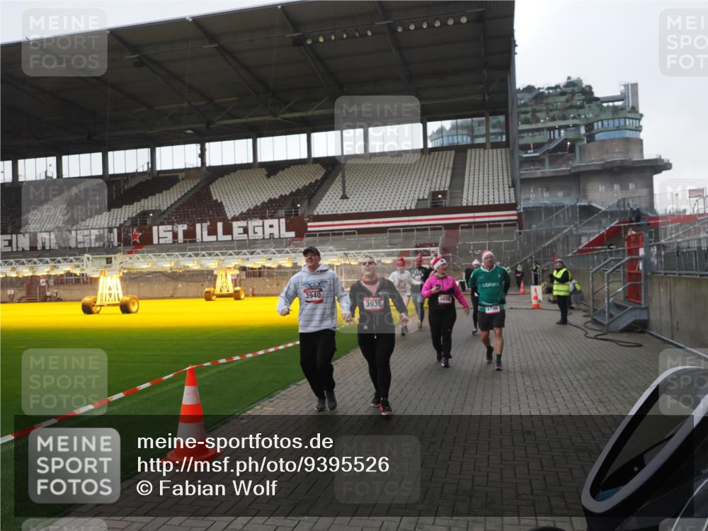 07.12.2025 - St. Pauli X-Mass-Run No. 15 Fabian Wolf http://msf.ph/oto/9395526 07.12.2025 10:30:49 Ziel 594, 601, 608, 1698, 1700, 2537, 3936, 3940, 3982, 3986, 4845, 4847 meine-sportfotos.de