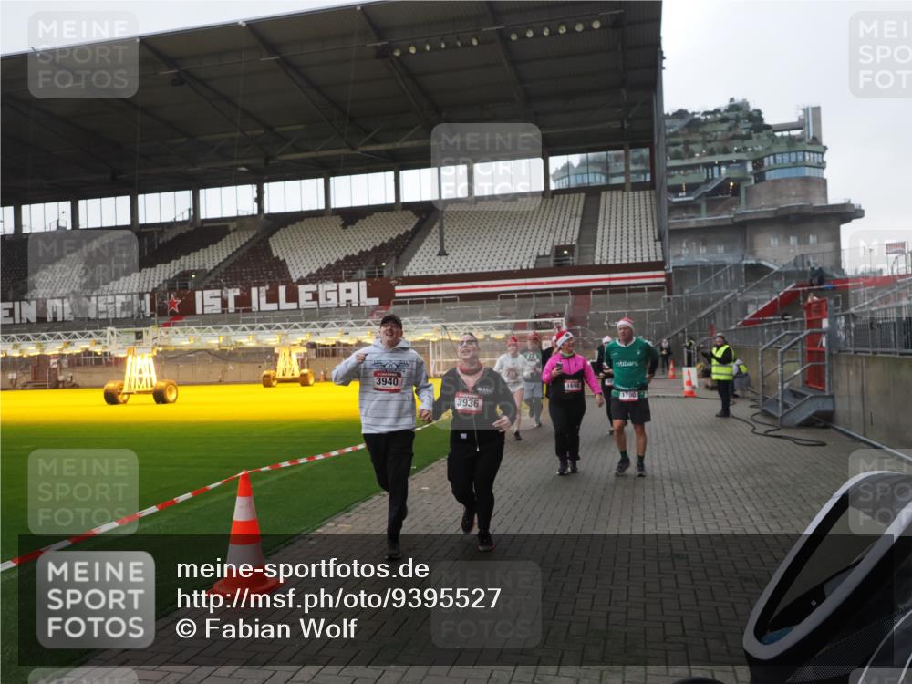 07.12.2025 - St. Pauli X-Mass-Run No. 15 Fabian Wolf http://msf.ph/oto/9395527 07.12.2025 10:30:49 Ziel 594, 601, 608, 1698, 1700, 2537, 3936, 3940, 3982, 3986, 4845, 4847 meine-sportfotos.de