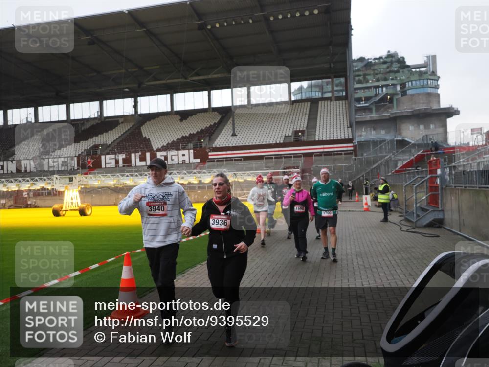07.12.2025 - St. Pauli X-Mass-Run No. 15 Fabian Wolf http://msf.ph/oto/9395529 07.12.2025 10:30:49 Ziel 594, 601, 608, 1698, 1700, 2537, 3936, 3940, 3982, 3986, 4845, 4847 meine-sportfotos.de