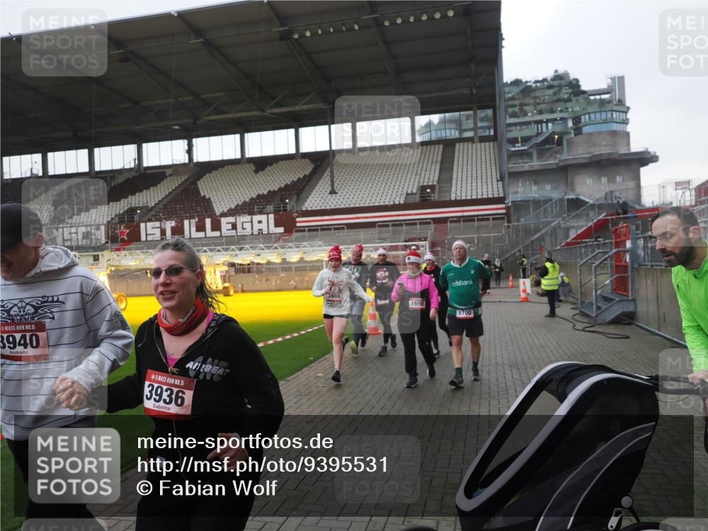 07.12.2025 - St. Pauli X-Mass-Run No. 15 Fabian Wolf http://msf.ph/oto/9395531 07.12.2025 10:30:50 Ziel 594, 601, 608, 1698, 1700, 2537, 3936, 3940, 3982, 3986, 4464, 4845, 4847 meine-sportfotos.de
