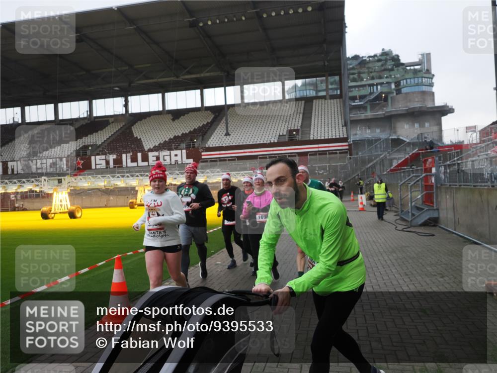 07.12.2025 - St. Pauli X-Mass-Run No. 15 Fabian Wolf http://msf.ph/oto/9395533 07.12.2025 10:30:51 Ziel 594, 601, 608, 1698, 1700, 2537, 3936, 3940, 3982, 3986, 4464, 4845, 4847 meine-sportfotos.de